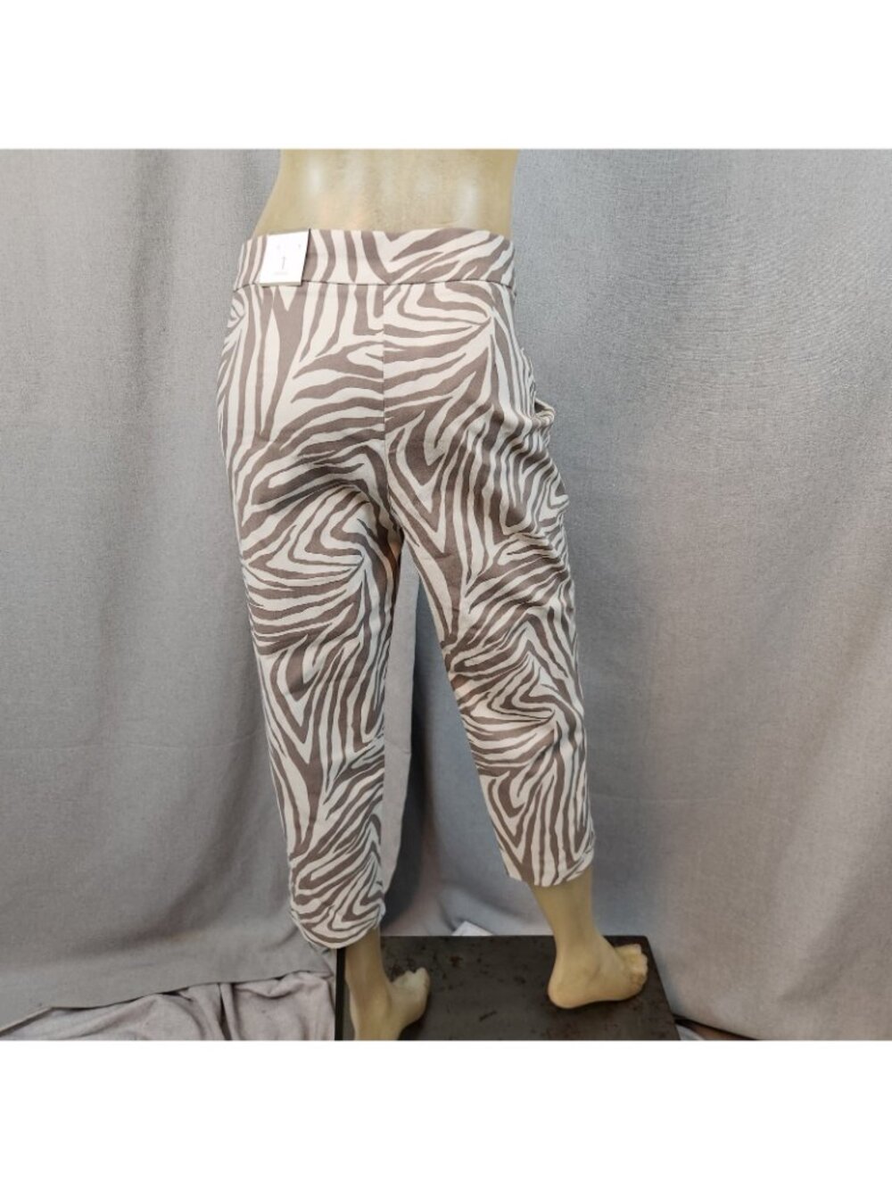 Chicos Brown Gray & Ivory Zebra Cropped Capri Pants Stretch Size 1 MEDIUM NEW - Picture 4 of 6